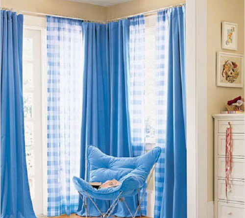 Căn phòng sẽ trở thành cao hơn nếu bạn sử dụng thanh rèm và rèm cửa ở trần nhà